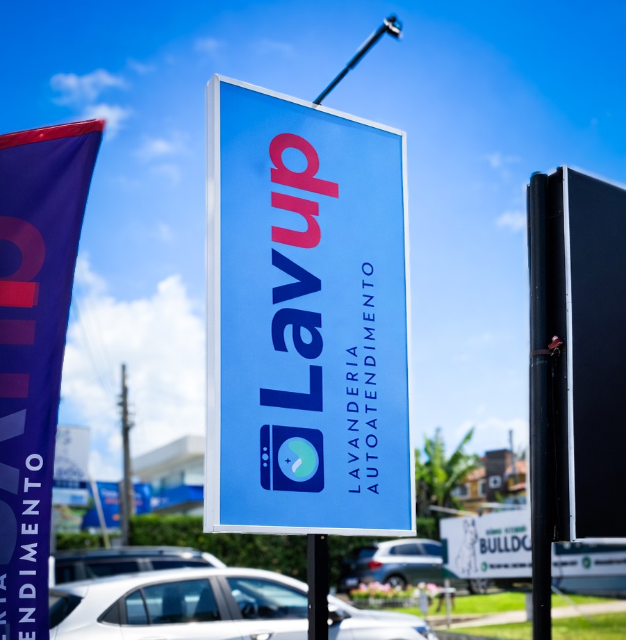 Placa em ACM aplicada em fachada comercial